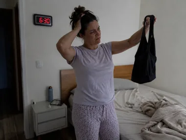 Mulher acordando às 6h30 numa segunda e pegando a roupa de treino