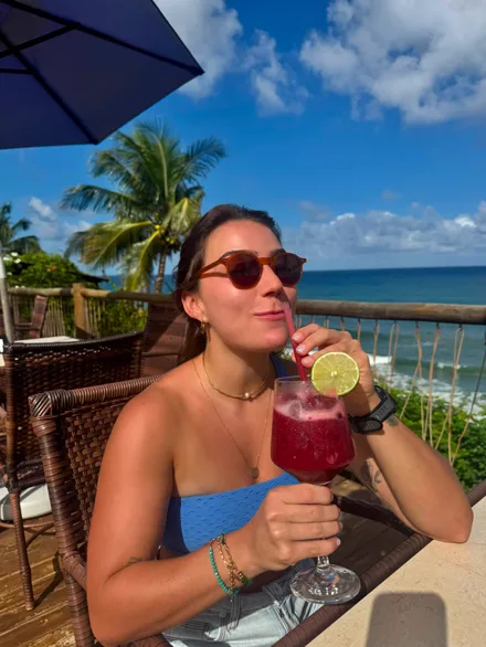 Renata tomando um drink ao sol num domingo com as amigas