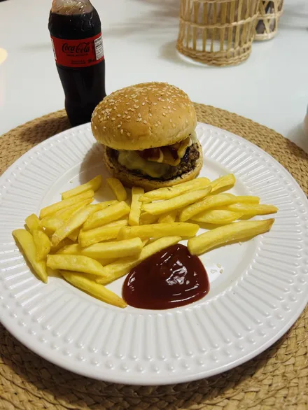 Hambúrguer com batata frita e refrigerante